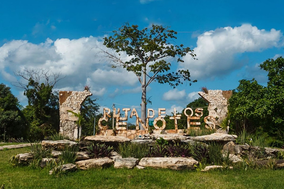 Letras de piedra indicando el inicio de la Ruta de los Cenotes